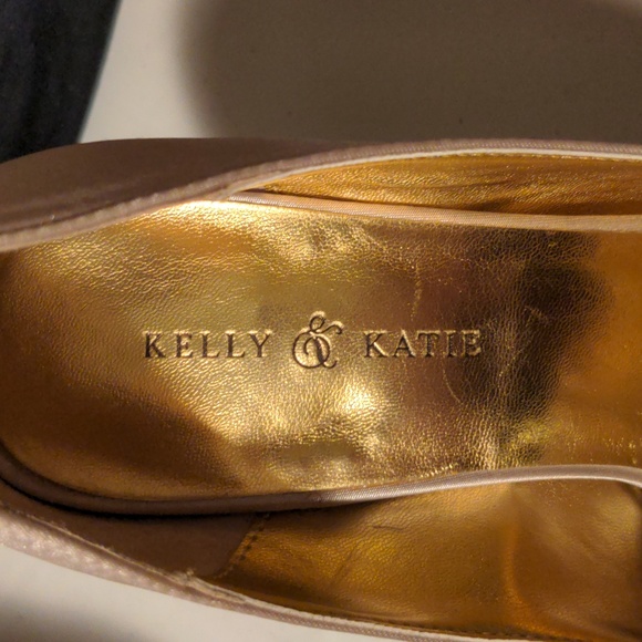 NWOT! Kelly & Katie Champagne Satin Platform Heels With Flower Accent Size 6 - Picture 4 of 7